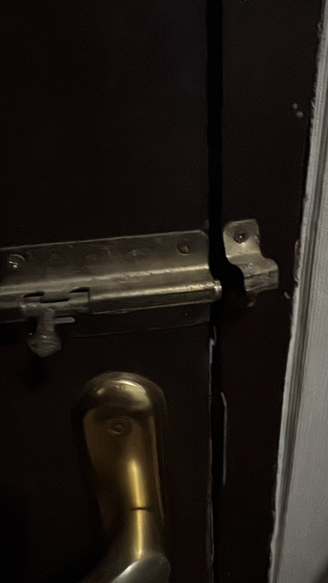 Aaoss's tweet photo. Dobrak pintu kamar sampe penyok karena tiba2 kekunci sendiri dari dalem, ANJINK 😡 https://t.co/wnl0iAZFkf