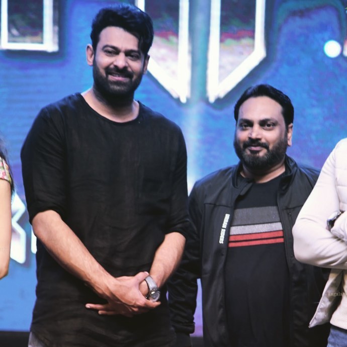 PrabhasNetwork_'s tweet image. We’ve started work on 2 Songs for #PrabhasHanu. While Hanu’s previous Films have mainly focused on Love Stories, this is filled with Huge Action &amp;amp; Drama, Providing Feel of Hollywood Movie. It's Period Film Set in 1940s with Patriotic Storyline
- Lyricist #Krishnakanth 🔥
#Prabhas