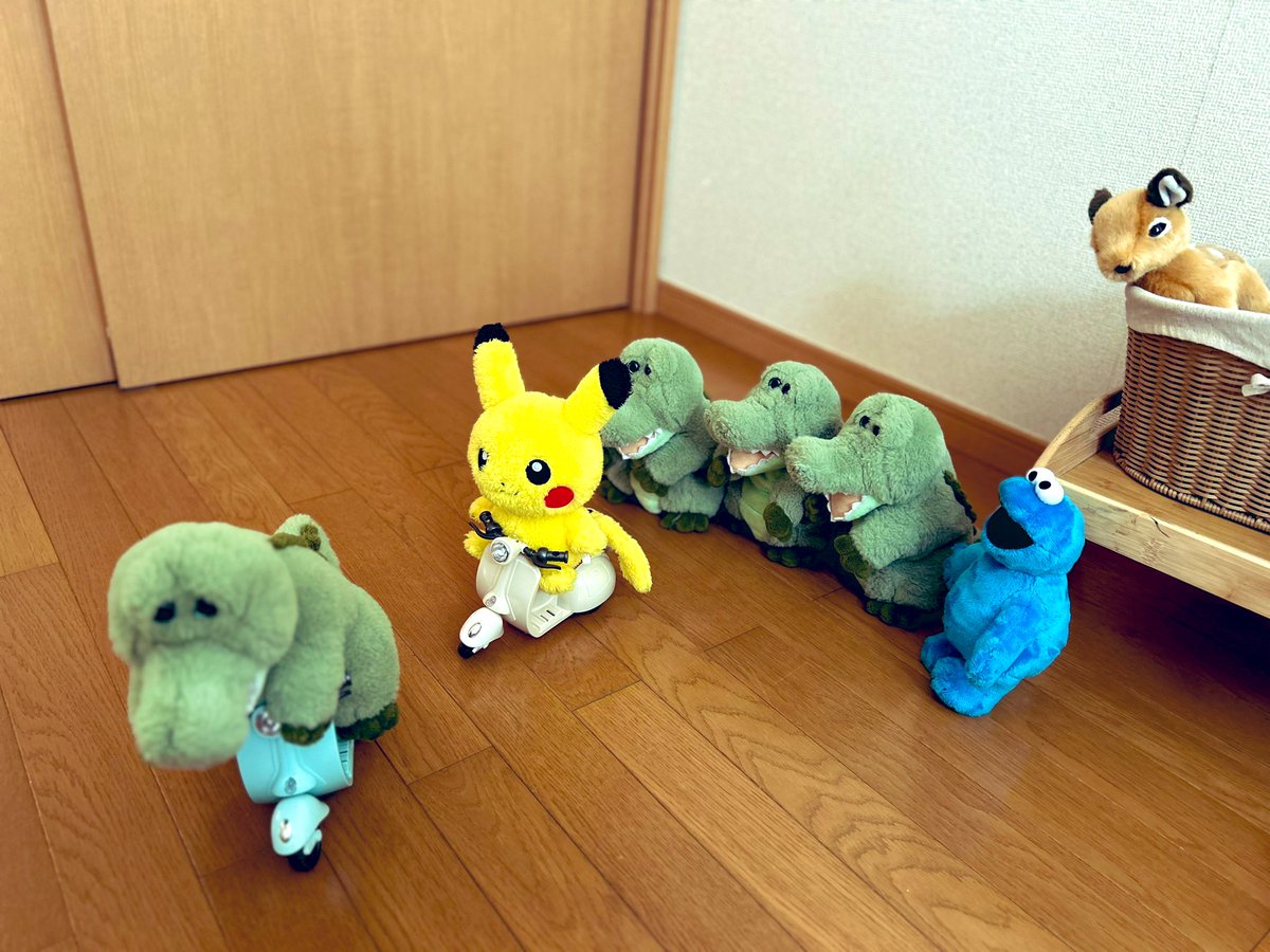 fuwanichan's tweet photo. 憧れのバイク買ってもらった🐊🛵💨
ピカチュウもクッキーモンスターもワーリーたちも順番待ち✨

　#みてみてワーリー　#ピカチュウ https://t.co/alnZb3BLpt
