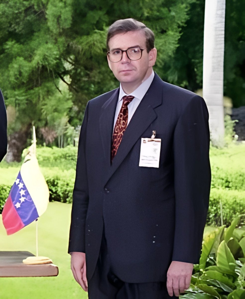 Algún viajero en el tiempo que vaya a 1994 y le diga al embajador Edmundo que hoy 10/01/2025 es el Presidente de la Republica de Venezuela. 🇻🇪