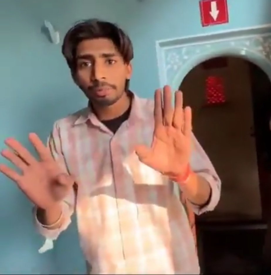पहली तस्वीर में Travel Blogger मिथलेश यादव हैं, मैं इनके ब्लॉग्स पिछले 5 साल से देख रहा हूँ, मिथलेश यादव ने रशियन लड़की से शादी की है,

मिथलेश यादव उदयपुर घूमने आए हुए थे, तभी उनकी वाइफ को देखकर कुछ लड़के Six Thousand बोलने लगे, इसके बाद 

मिथलेश यादव ने उनका वीडियो रिकॉर्ड किया