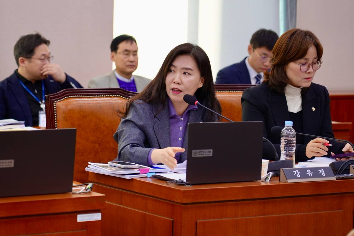 유인촌 문체부장관이 최근 영화진흥위원회 위원 6인을 선임했습니다. 그런데 영화 관련 직능단체 19곳에서 추천한 인사는 단 한 명도 포함되지 않았습니다. 

‘한국영화 및 영화산업의 진흥을 위해 설립’된 영진위가 영화계 추천 인사를 모조리 배제한 건 사실상 블랙리스트와 다름이 없습니다.