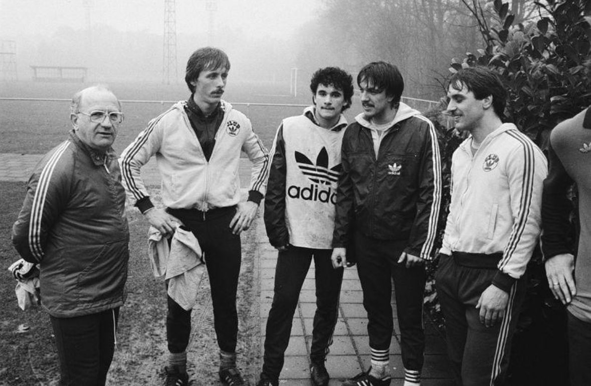 Voetballegends1's tweet photo. Vandaag is de geboortedag van 5-voudig international Jurrie Koolhof (foto Nationaal Archief: Koolhof 2e links naast bondscoach Rijvers). De spits speelde o.a. bij SC Veendam, Vitesse, PSV, FC Groningen en De Graafschap. In 2019 overleed Koolhof op 59-jarige leeftijd. #koolhof https://t.co/XPKZjHIqgZ
