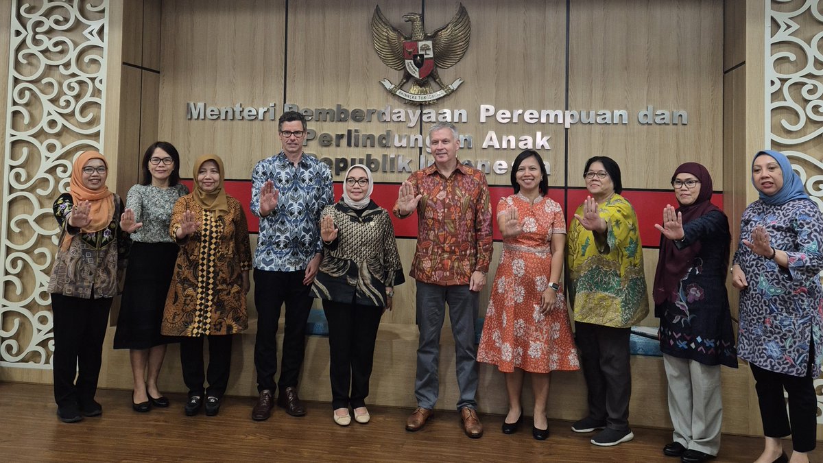 Canada in Indonesia (@canembindonesia) on Twitter photo Kemarin, <a href="/DubesKanada/">Duta Besar Kanada</a> dan tim kami bertemu dengan Menteri <a href="/kpp_pa/">Perempuan dan Anak</a> Arifah Fauzi. Mereka membahas penguatan kemitraan Kanada-Indonesia dalam #pemberdayaanperempuan, #kesetaraangender, dan #perlindungananak. Kami menantikan kolaborasi lebih lanjut! Kemarin, <a href="/DubesKanada/">Duta Besar Kanada</a> dan tim kami bertemu dengan Menteri <a href="/kpp_pa/">Perempuan dan Anak</a> Arifah Fauzi. Mereka membahas penguatan kemitraan Kanada-Indonesia dalam #pemberdayaanperempuan, #kesetaraangender, dan #perlindungananak. Kami menantikan kolaborasi lebih lanjut!