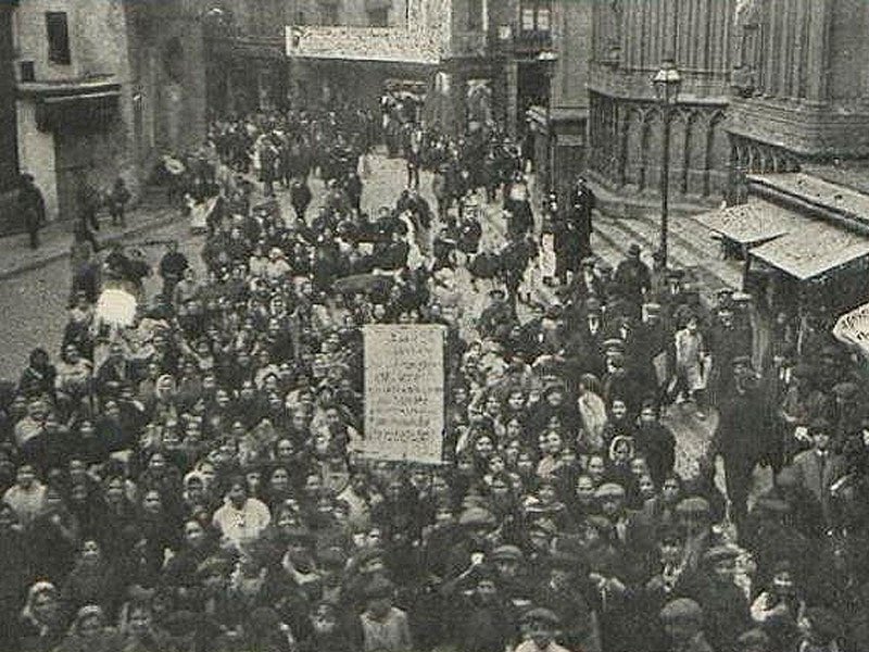 El 10 de gener de 1918 comença a Barcelona "el motí de les dones", la 1a vaga organitzada exclusivament per dones.
16 dies de manifesacions al carrer, una lluita culminada amb la destitució del governador, una baixada de preus i una millora de la provisió de productes bàsics.