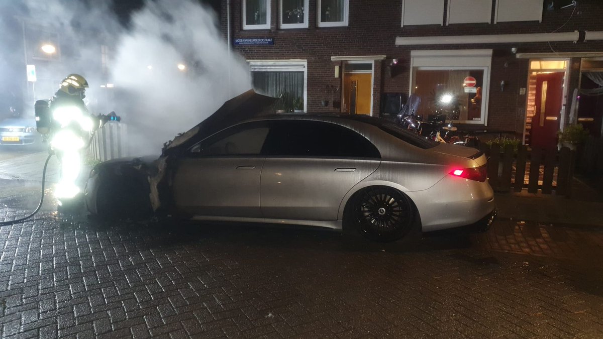 Dure auto in Alkmaar uitgebrand