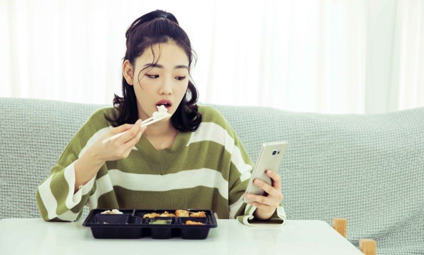 #korean slang  밥친구 literally means ‘meal friend.’ It refers to content like YouTube videos or TV series that you enjoy watching while eating your meal 💁🏻‍♀️

미드 프렌즈가 내 밥친구야. 
I watch the American TV show Friends while eating.