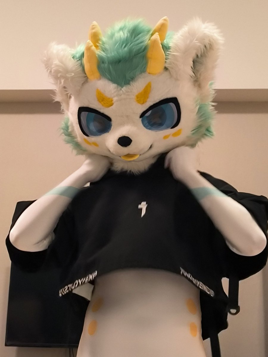 #FursuitFriday #furry #fursuit 

“等一下喔...等我整理一下”

📷:<a href="/killua24923648/">纽特又困了🔜得闲兽聚</a> 纽特