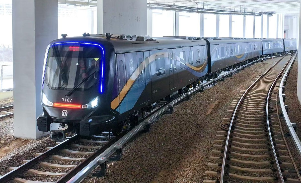 Applause for China's Innovation!
🇨🇳🚇China-made world's first carbon fiber metro train for commercial operation, CETROVO 1.0, began passenger service in east China's costal city Qingdao!

The eco-friendly train can reduce CO2 emissions by 130 tonnes per train annually.
