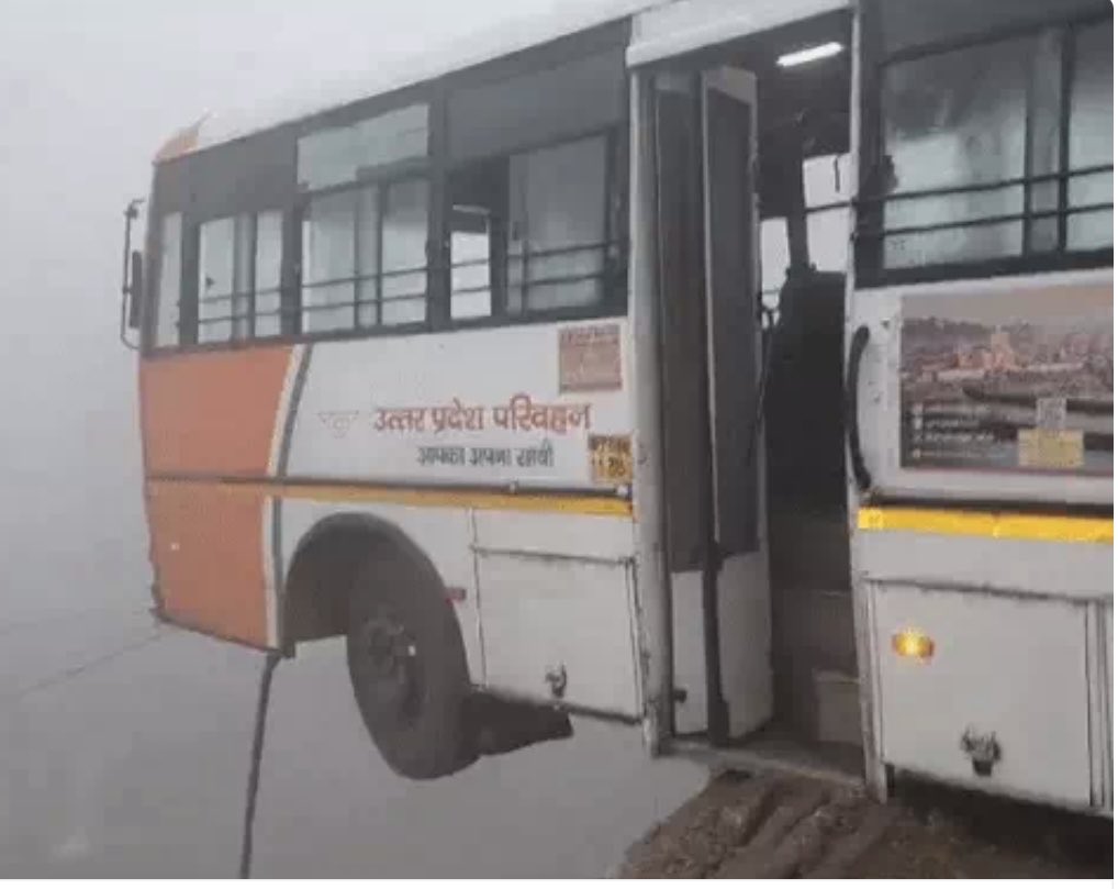 ramnathraka's tweet image. Due to dense fog, UP bus collided. Accident occurred near Phillaur Flyover. Bus broke through the bridge railing and hung down.
#densefog 
#FogUpdate 
#UProadways
#Punjab