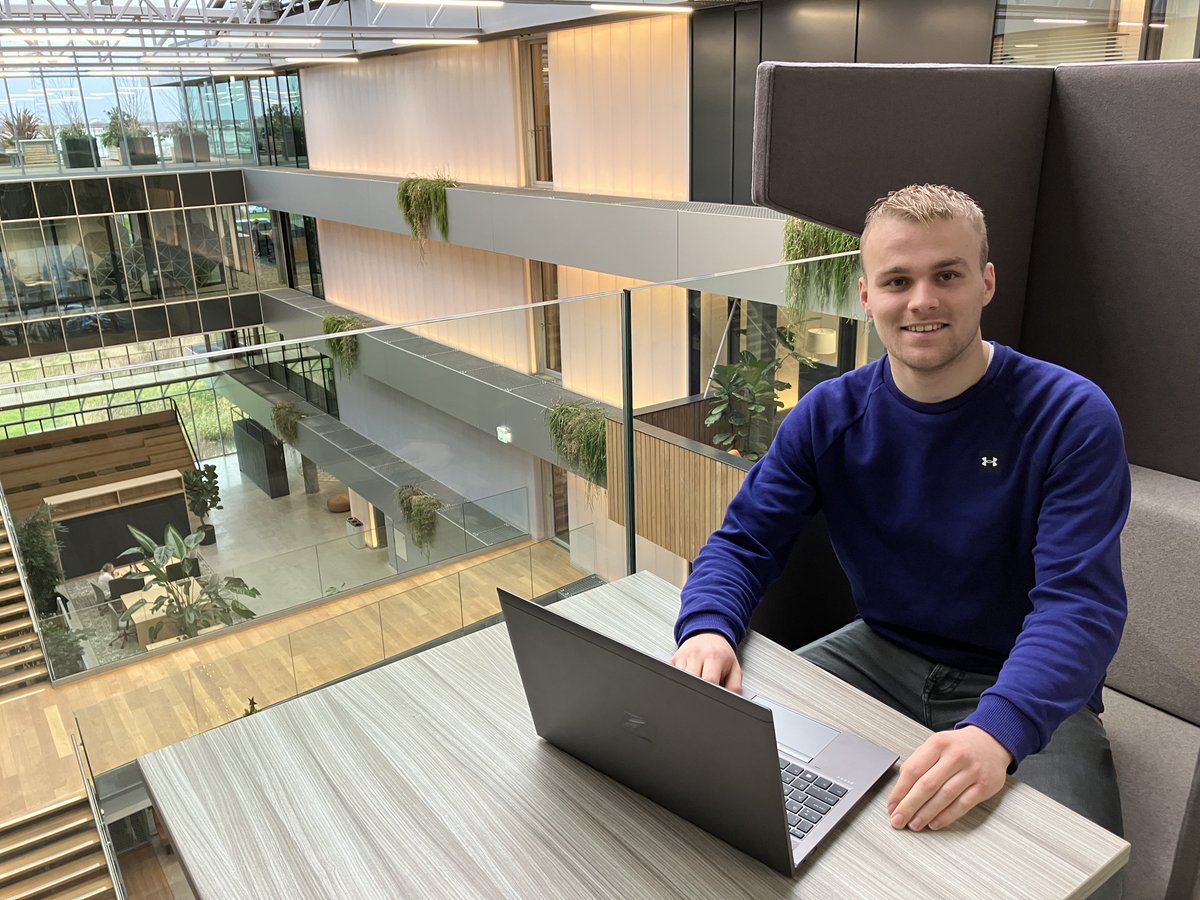 Dit is Gert Schouten, een van onze Adviseurs Ruimtelijke Ontwikkeling. Gert blijft bij ons terugkomen 🥳 Hij startte als stagiair, kwam terug als werkstudent en is nu in dienst na zijn uitstapje want "𝙄𝙠 𝙬𝙞𝙨𝙩 𝙖𝙡 𝙨𝙣𝙚𝙡 𝙙𝙖𝙩 𝙞𝙠 𝙡𝙞𝙚𝙫𝙚𝙧 𝙗𝙞𝙟 𝘼𝘼𝘽 𝙬𝙞𝙡𝙙𝙚