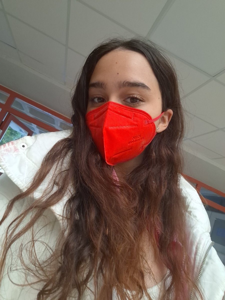 תכירו אותי, שמה מסיכה כאשר אני לא מרגישה טוב בשביל לא להדביק אנשים אחרים. תהיו אני.