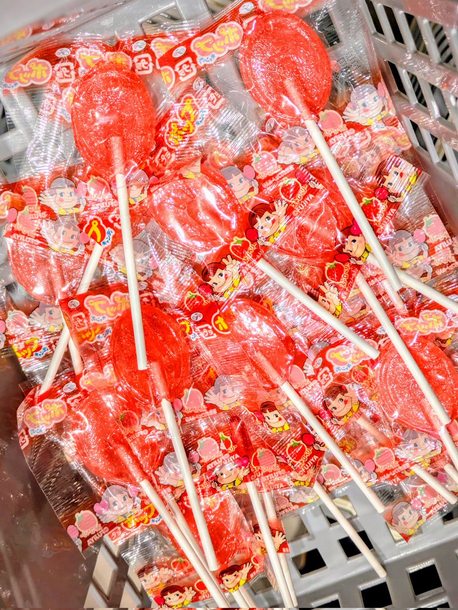 「週末のイベントに備え、駄菓子屋さんで棒付きレッドアイスをたくさん買ってきました 」|えぷと@5月3日SUPER COMIC CITY 30/サークル参加のイラスト