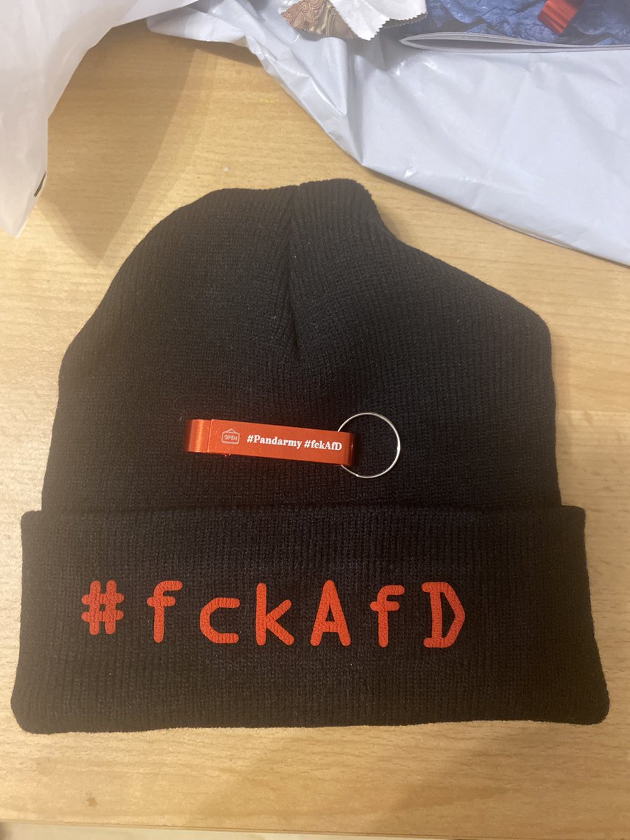 MaltusPanda's tweet image. Die neuen Mützen und Flaschenöffner sind angekommen. #fckafd #Pandarmy