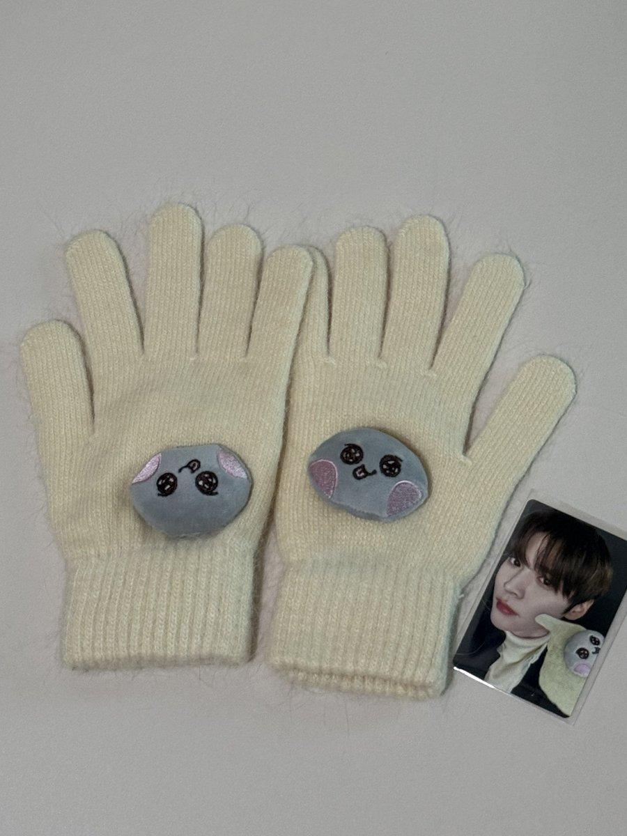 저 큰일났어요 이게 머임? 
약속나가기 전에 신나게 뜯었는데….