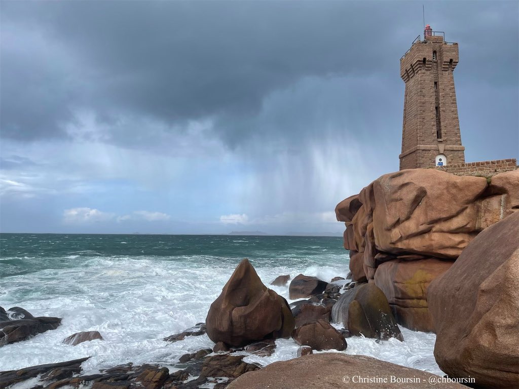 #Bretagne 🩷💜🧡 Quand l’#orage illumine le phare de Mean Ruz… avec l’écume blanche comme #neige ! ❄️
