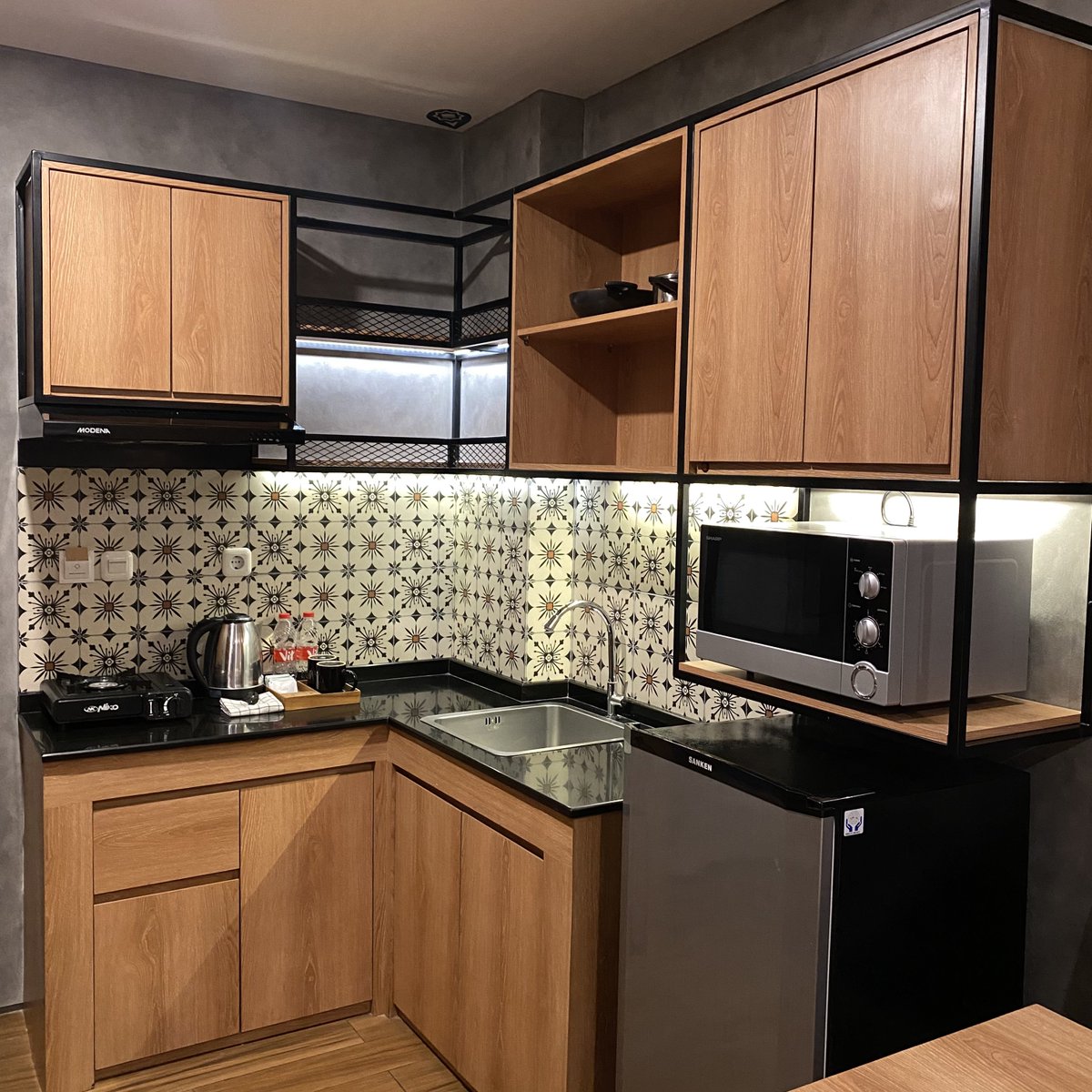 Intermoodd's tweet photo. Salah satu Apartemen Hotel yang cocok banget buat stay beberapa hari di kota Solo🙌🏼

faslitas dapur bener-bener lengkap, storage di dalam kamar juga banyak, apa lagi lokasinya cukup stratetgis, di belakang salah satu mall terbesar di solo, so kalau lagi jenuh atau mau nyari makan ngga bakalan bingung

detail👇🏻