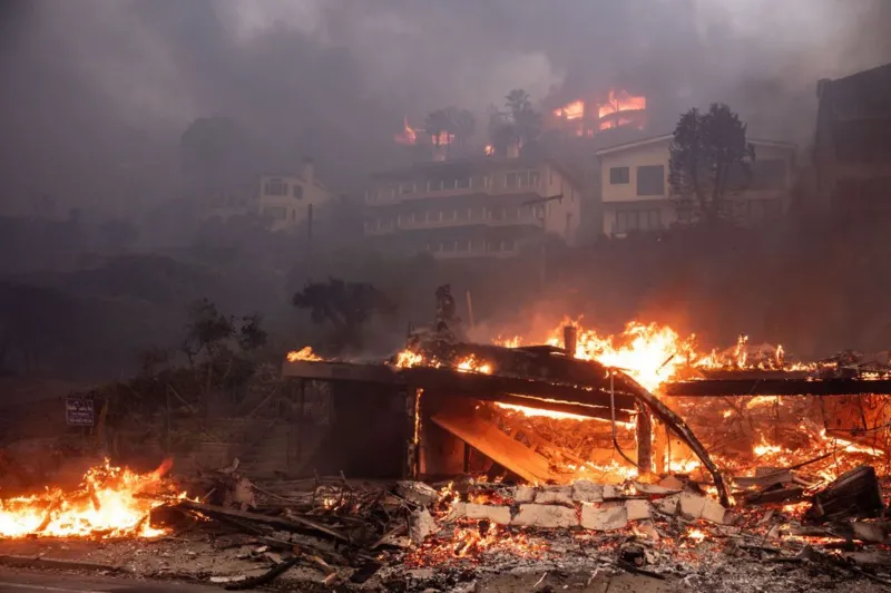 GMedia007's tweet photo. The Los Angeles wildfires have devastated portions of the city and surrounding areas. In total, wildfires have burned over 29,000 acres.Over 100,000 residents have been ordered to evacuate, and many more — including celebrities — have lost their homes. #CaliforniaWildfires https://t.co/hyj2ktpgpP