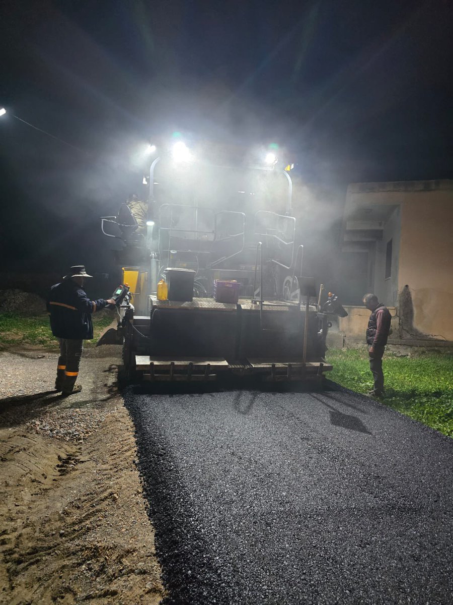 hayriorcan's tweet photo. Günaydınlar….
Gece’de çalışarak Zambak sokak ve İkinci Bahar Sokak’taki Asvaltlama çalışmalarını tamamlayarak bölge sakinlerinin kullanımına sunduk. Emekçilerimize teşekkür ederim https://t.co/WwnlVwdjY5