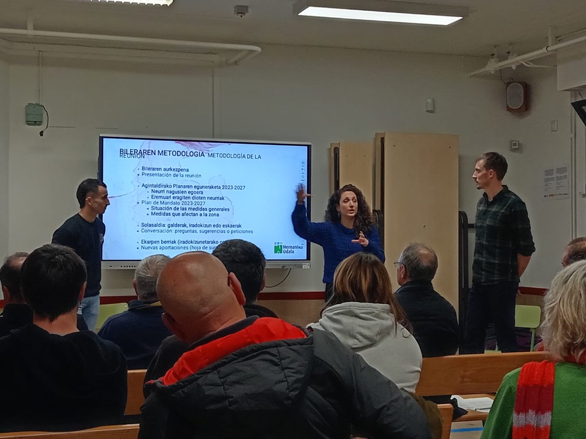 hernanikoudala's tweet image. Sorgintxulo, Jauregi, Latsunbe, Marieluts, Urbieta 16-18, Eduardo Chillida eta Galarretako auzotarrekin partekatu zituzten gobernuko kideek udalaren erronkak eta herritarren kezkak, Langile Ikastolaren Meabe eraikinean egindako batzarrean. Auzobirako lehen bilera izan da hori.