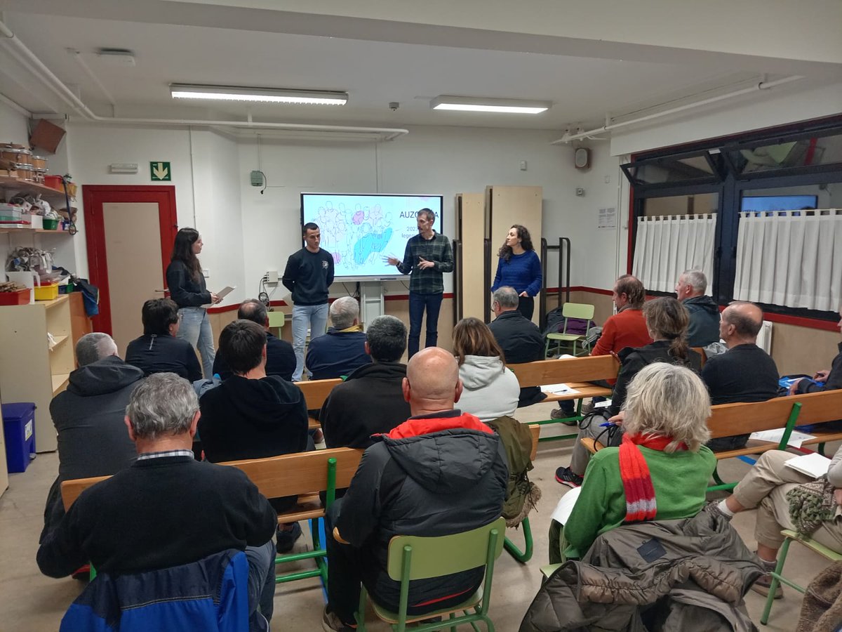 hernanikoudala's tweet image. Sorgintxulo, Jauregi, Latsunbe, Marieluts, Urbieta 16-18, Eduardo Chillida eta Galarretako auzotarrekin partekatu zituzten gobernuko kideek udalaren erronkak eta herritarren kezkak, Langile Ikastolaren Meabe eraikinean egindako batzarrean. Auzobirako lehen bilera izan da hori.