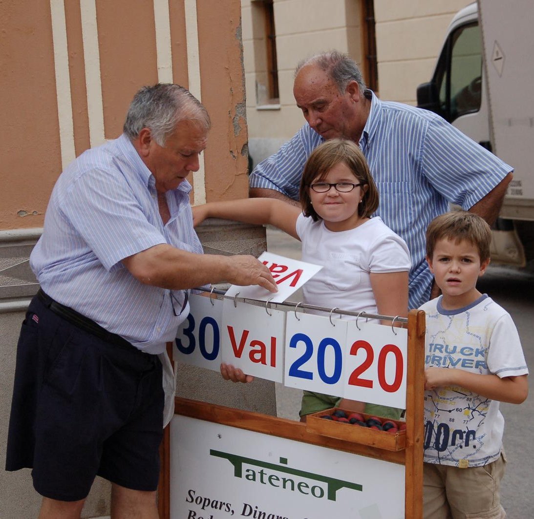 Els pardalets cantaran ben fort a ritme de Botifarra i amb l’alegria que et definia.

Te’n vas amb el Trinquet Municipal amb el teu nom, amb una família que m’ha fet sentir com a casa i amb molta gent que t’estimarem per sempre.

Per a tu com el teu net.
Per a mi com el meu iaio.