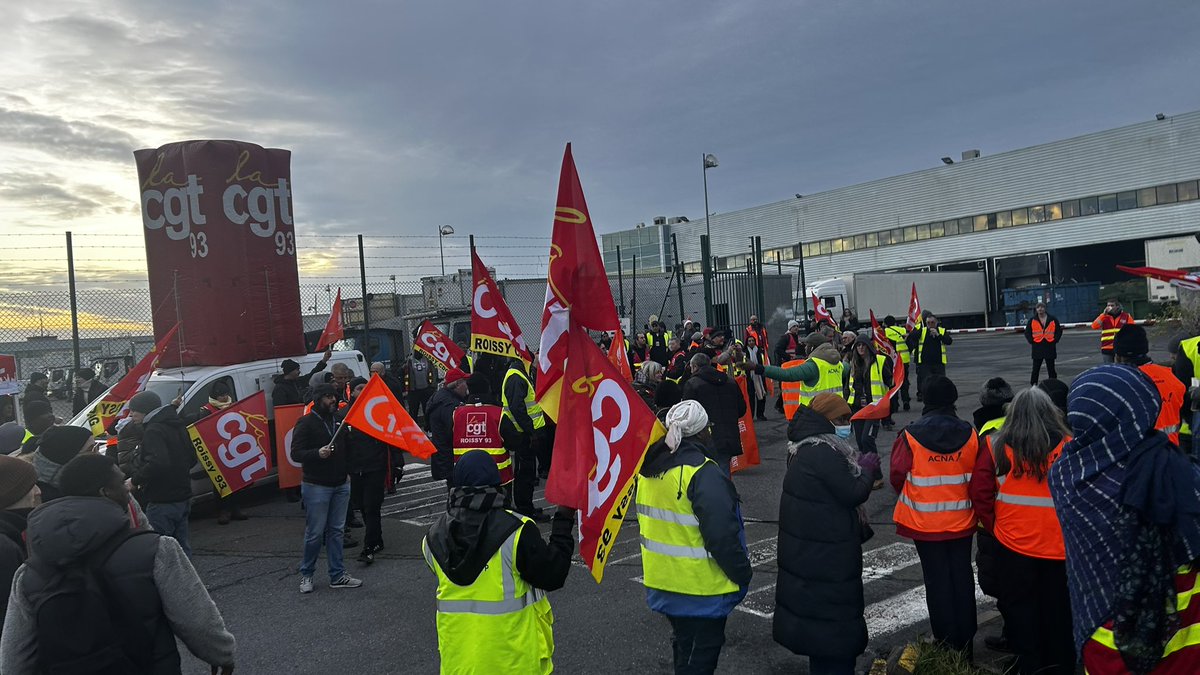 Après un mois de débrayage quotidien les salarié-es de l’ACNA Roissy( filiale de la Servair) sont toujours mobilisé-es.  Ils et elles luttent prioritairement sur les questions de conditions de travail. Des horaires décalés. Des Week sacrifiés. Des familles qui trinquent. Assez !!