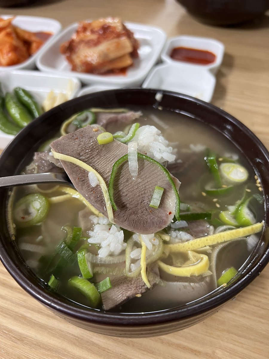 in0905's tweet photo. 100년 넘은 나주곰탕맛집 하얀집 방문. 한 지역의 음식점이 100년을 이어 천년을 준비한다니 대단하다. 

#나주곰탕하얀집 #수육곰탕 https://t.co/8aP32vWPmu
