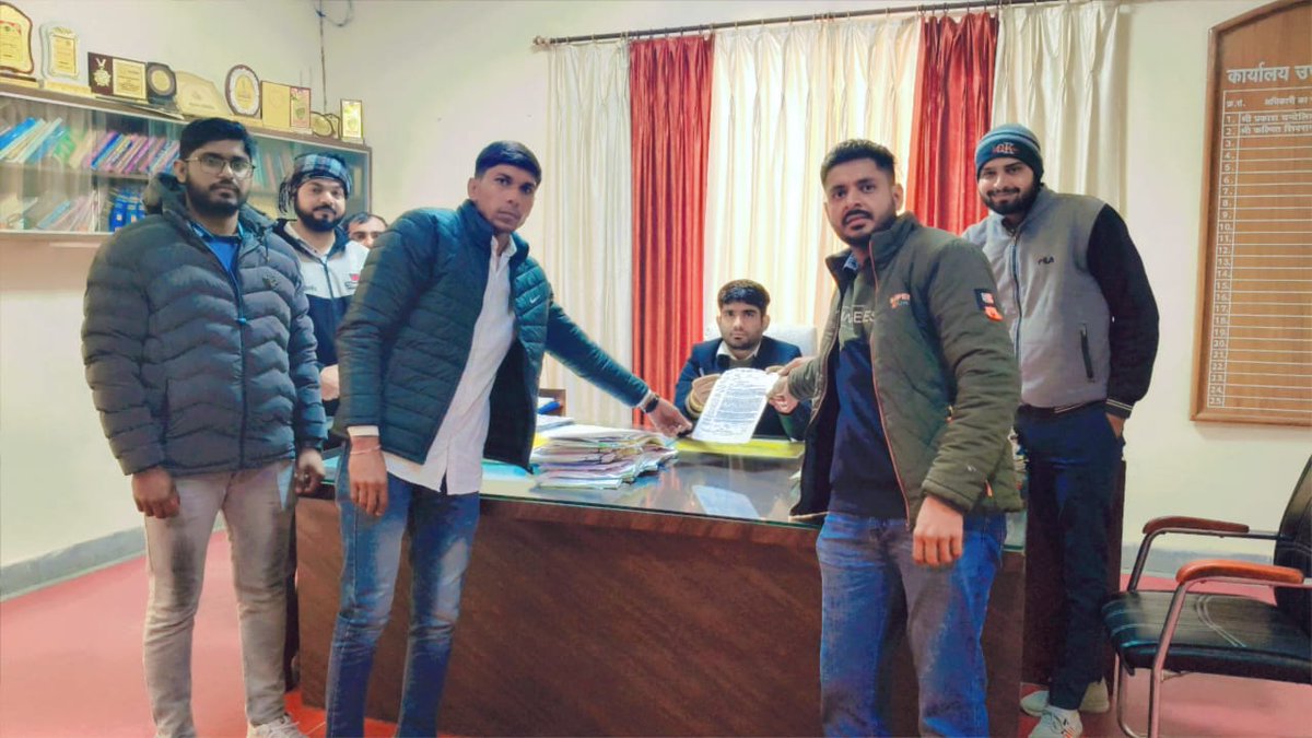 #युवामित्र_संघर्ष_समिती के आह्वान पर #जोधपुर टीम ने कलेक्टर महोदय को ओर #हनुमानगढ़ टीम ने उपखंड अधिकारी महोदय को सीएम <a href="/BhajanlalBjp/">Bhajanlal Sharma</a> जी के नाम सौंपा ज्ञापन। 
#युवामित्रों को #अटल_प्रेरक_भर्ती में शामिल करने की मांग। 
<a href="/1stIndiaNews/">First India News</a> <a href="/narendramodi/">Narendra Modi</a> <a href="/RajCMO/">CMO Rajasthan</a> <a href="/zeerajasthan_/">ZEE Rajasthan</a>