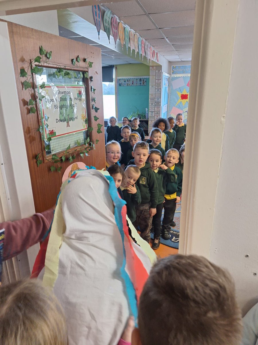 Afon y Felin Primary (@ayfprimary) on Twitter photo The Mari Lwyd visited us today! Llawer o hwyl a sbri! We enjoyed the โpwncoโ and learned about this wonderful tradition. <a href="/CSC_Cymraeg/">๐ด๓ ง๓ ข๓ ท๓ ฌ๓ ณ๓ ฟCSC Cymraeg CCD ๐ฆ๐ฉโฌ</a> <a href="/menterbroogwr/">Menter Bro Ogwr</a> <a href="/LlC_Addysg/">Llywodraeth Cymru Addysg</a> <a href="/SiarterIaithCSC/">CymraegCampusCSC</a> @learncymraeg The Mari Lwyd visited us today! Llawer o hwyl a sbri! We enjoyed the โpwncoโ and learned about this wonderful tradition. <a href="/CSC_Cymraeg/">๐ด๓ ง๓ ข๓ ท๓ ฌ๓ ณ๓ ฟCSC Cymraeg CCD ๐ฆ๐ฉโฌ</a> <a href="/menterbroogwr/">Menter Bro Ogwr</a> <a href="/LlC_Addysg/">Llywodraeth Cymru Addysg</a> <a href="/SiarterIaithCSC/">CymraegCampusCSC</a> @learncymraeg