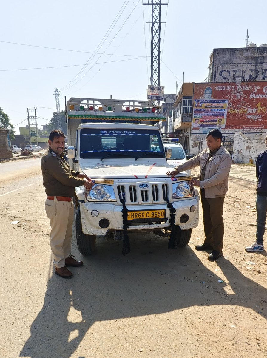 सड़क सुरक्षा माह• यातायात पुलिस ने वाहनों पर रिफ्लेक्टर टेप चिपकाए।
<a href="/cmohry/">CMO Haryana</a> <a href="/DGPHaryana/">DGP Haryana Police</a> <a href="/IGP_SouthRange/">IGP South Range Rewari</a> <a href="/police_haryana/">Haryana Police</a>