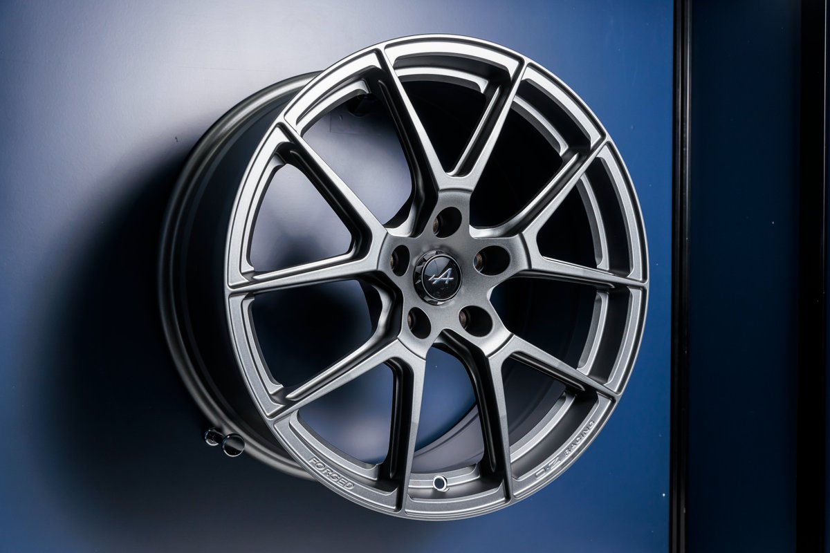 O.Z RacingがアルピーヌA110に特化して設計・開発した軽合金鍛造