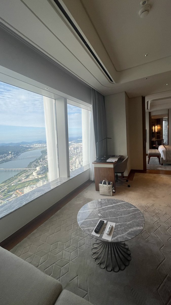 📍Signiel Seoul
【Corner Suit river view】

Netflixのペントハウスに憧れてシグニエルin!
ロッテタワーの上階にあり、階数100超え。

なおくろますく春案件のためこの垢ただの海外旅行垢になりそうな模様www

各国のクラブ情報等、相談はいつでも受け付けるのでDMください。
ハンター達頼んだぞ🥺