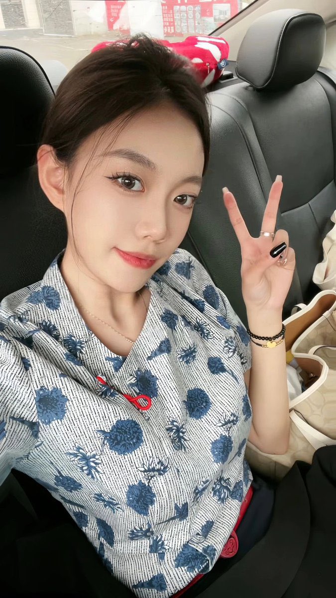 xiaoyan5370's tweet photo. 分享一个南航实习CC空姐 https://t.co/fwdGZbgbbO