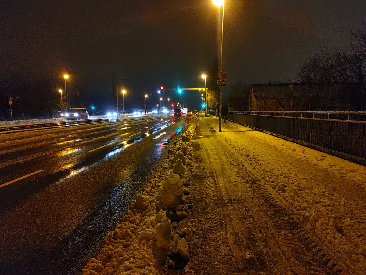Mathias Luther (@wathzmann) on Twitter photo Erzählt mir doch nicht, dasset nich jeht!
Links Brandenburg, rechts <a href="/Ottostadt/">Ottostadt Magdeburg</a>, gleiches Wetter, gleicher Tag. Erzählt mir doch nicht, dasset nich jeht!
Links Brandenburg, rechts <a href="/Ottostadt/">Ottostadt Magdeburg</a>, gleiches Wetter, gleicher Tag.