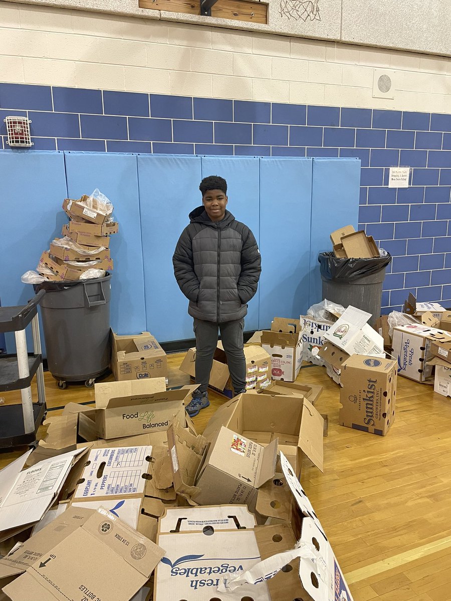 TheForestCS's tweet image. On Market Days, we wear black! We were able to serve over 200 families in the 20906 with fresh produce and shelf stable foods thanks to @foodbankmetrodc and our amazing middle school and high school volunteers 💜. @CSconnect_MCPS @MCPS @DrJaneEnnis @LearnerOSSI