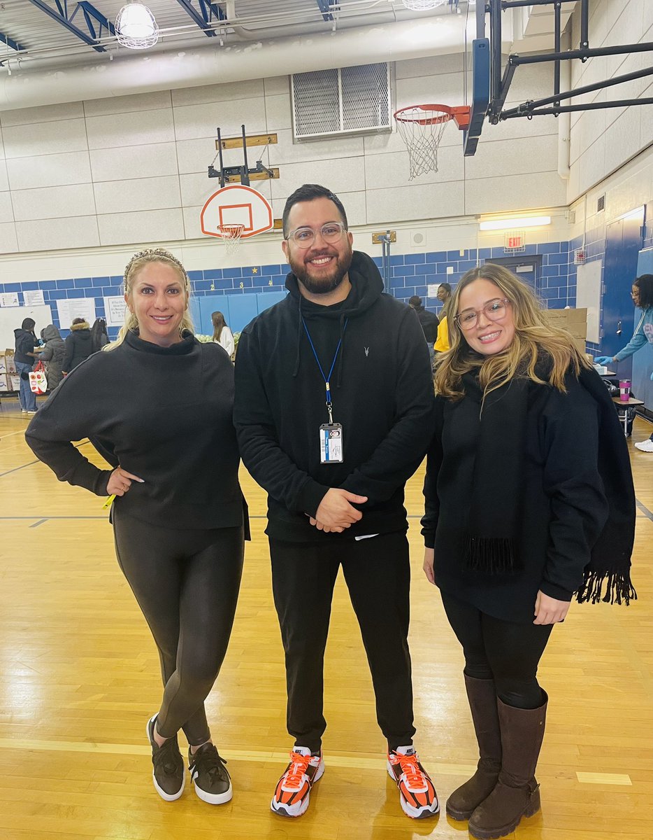 TheForestCS's tweet image. On Market Days, we wear black! We were able to serve over 200 families in the 20906 with fresh produce and shelf stable foods thanks to @foodbankmetrodc and our amazing middle school and high school volunteers 💜. @CSconnect_MCPS @MCPS @DrJaneEnnis @LearnerOSSI