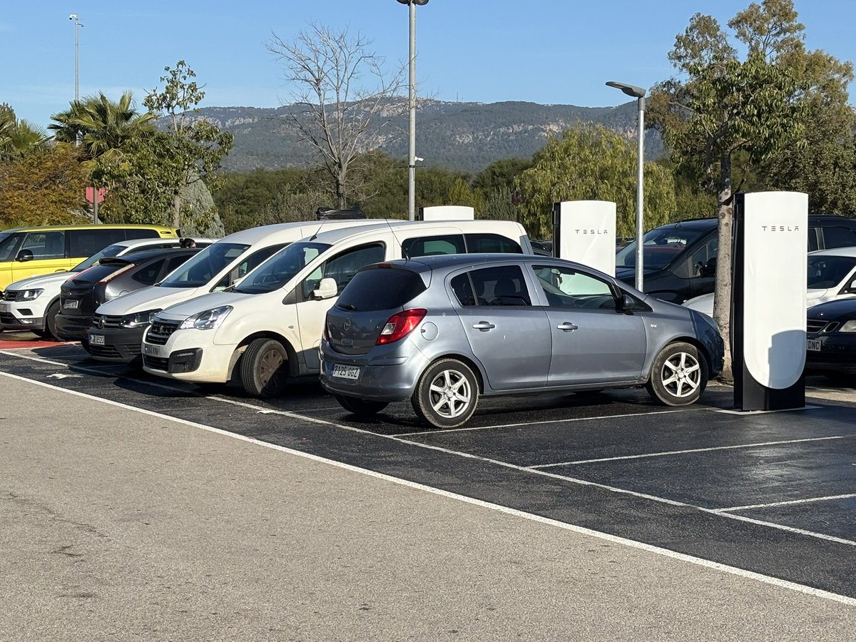 ElCamelloGeek's tweet photo. @ClubTeslaES @TeslaCharging cuando van ha poner señeles de Prohibido aparcar? SUC de Mallorca (Spain) 

When will they put up signs saying no parking? Mallorca (Spain) https://t.co/kUtSIbOVsm