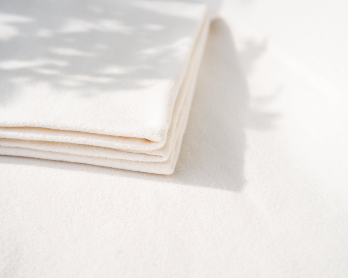 The Loop Living Cocoon™ comes standard with a bed of moss – a natural and calming choice that complements the Cocoon’s eco-friendly design. However, we understand that your preferences may vary. That’s why we offer three additional sustainable options: wool, hemp &amp; bio cotton!🌱