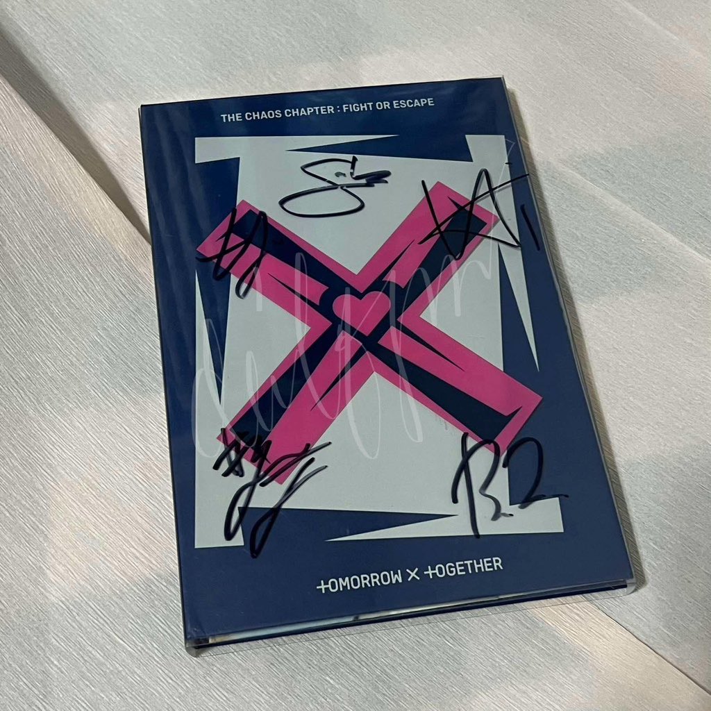 beecartz's tweet image. interest check ic txt bns ph 

txt signed fight or escape album complete inclus 

tags for exposure—wts lfb soobin yeonjun beomgyu taehyun hueningkai signed album foe ph