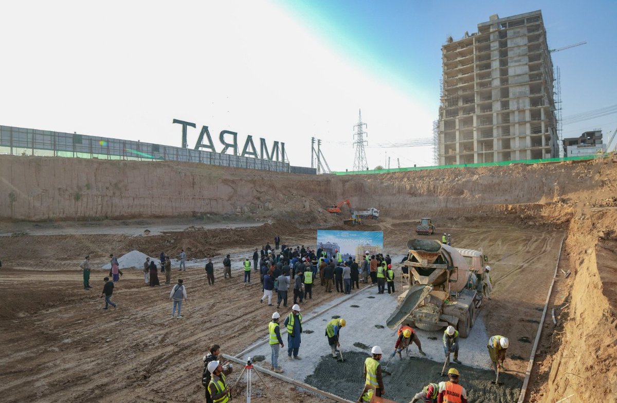 GraanaCom's tweet image. Raft foundation work for Mall of IMARAT Tower II has officially commenced, marking another step forward in its development. Stay tuned for more updates on this landmark project. 

#developmentstage  #realestatenews #graana #imaratdowntown #construction #mallofimarat