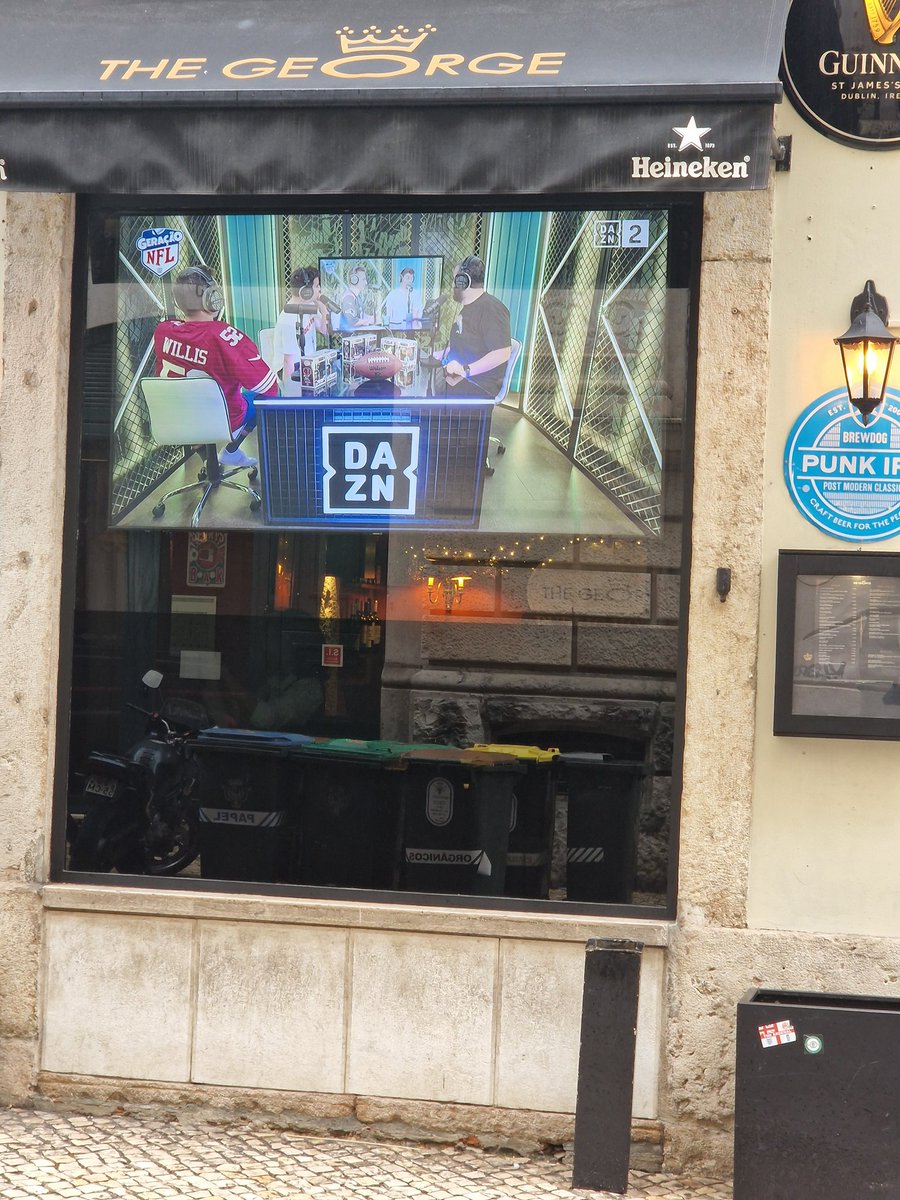JooEsteves86's tweet photo. Uma pessoa vai muito bem a andar na baixa Lisboeta, e de repente depara-se com isto.
TAN TAN TAN 🤣🤣.
Ganda videocast.
#DAZNNFL https://t.co/Uo4T5RH8S1