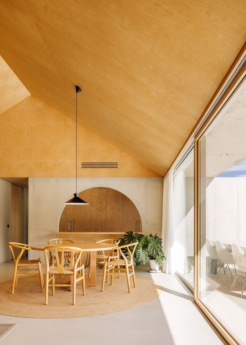 ¡Feliz #100x100masterhouse!

Project: House in Arrábida

Architect: Cimbre Atelier

photos: © Francisco Nogueira

+info: cimbreatelier.com/houseinserrado…