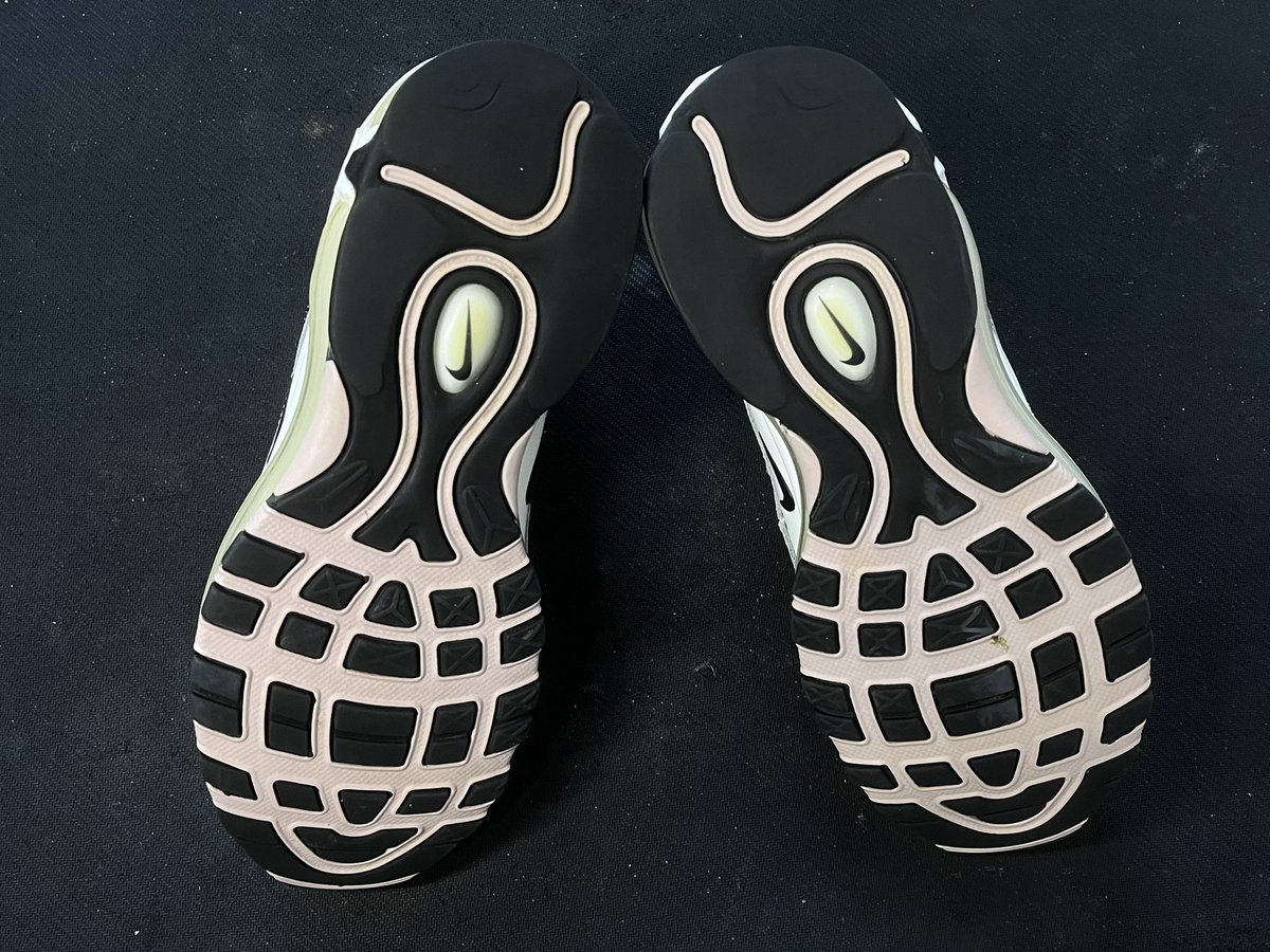 daisysneakers tweet media