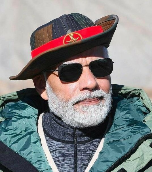 KraantiKumar's tweet photo. मनमोहन सिंह कमजोर प्रधानमंत्री नही थे. इसका सबसे बड़ा प्रमाण है उनके शासनकाल में चीन आंख उठाकर भी नही देखता था.

प्रधानमंत्री रहते हुए मनमोहन सिंह ने LAC बॉर्डर की सुरक्षा व्यवस्था के लिए सेना के भीतर Mountain Corps लड़ाकू दस्ता बनाने की घोषणा की थी.

Mountain Corps को बर्फ़ीली पहाड़ी पर आमना सामना करने की विशेष ट्रेनिंग देने का प्रावधान था. 2014 में मोदी जी ने प्रधानमंत्री बनते ही Mountain Corps सैन्य योजना को बर्खास्त कर दिया.

चीनी राष्ट्रपति शी जिनपिंग को अहमदाबाद में बुलाकर झूला झुलाया. चीन के प्रति नरमी बरतने का नतीजा आप लोगों के सामने है.

अब बताइए अपनी आखरी प्रेस कॉन्फ्रेंस में 63 सवालों का जवाब देने वाले मनमोहन सिंह क्या कमजोर प्रधानमंत्री थे ?