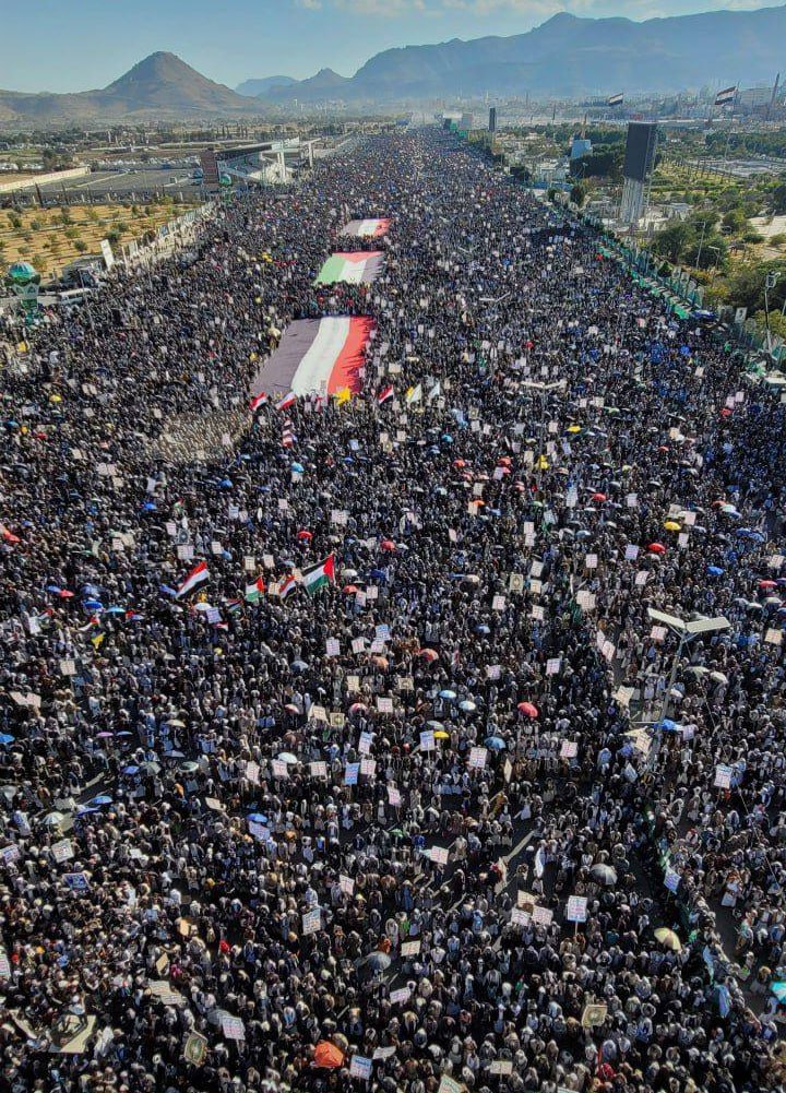 TehranTimes79's tweet photo. Tens of thousands of Yemenis took to the streets of Sana’a in solidarity with Palestine, denouncing the ongoing Israeli genocide in Gaza. https://t.co/9MXdCqXFlY