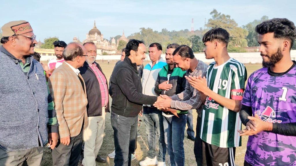 Bpsingh_bjp's tweet photo. आज पन्ना नगर के छत्रसाल स्टेडियम में आयोजित फुटबॉल टूर्नामेंट के समापन समारोह में सम्मिलित हुआ। टूर्नामेंट में भाग लेने वाले सभी खिलाड़ियों से परिचय प्राप्त कर उनका उत्साहवर्धन किया।

#SportsForYouth #FootballTournament #EncouragingTalent #Panna #YouthEmpowerment #KheloIndia https://t.co/nJW64YJRpy