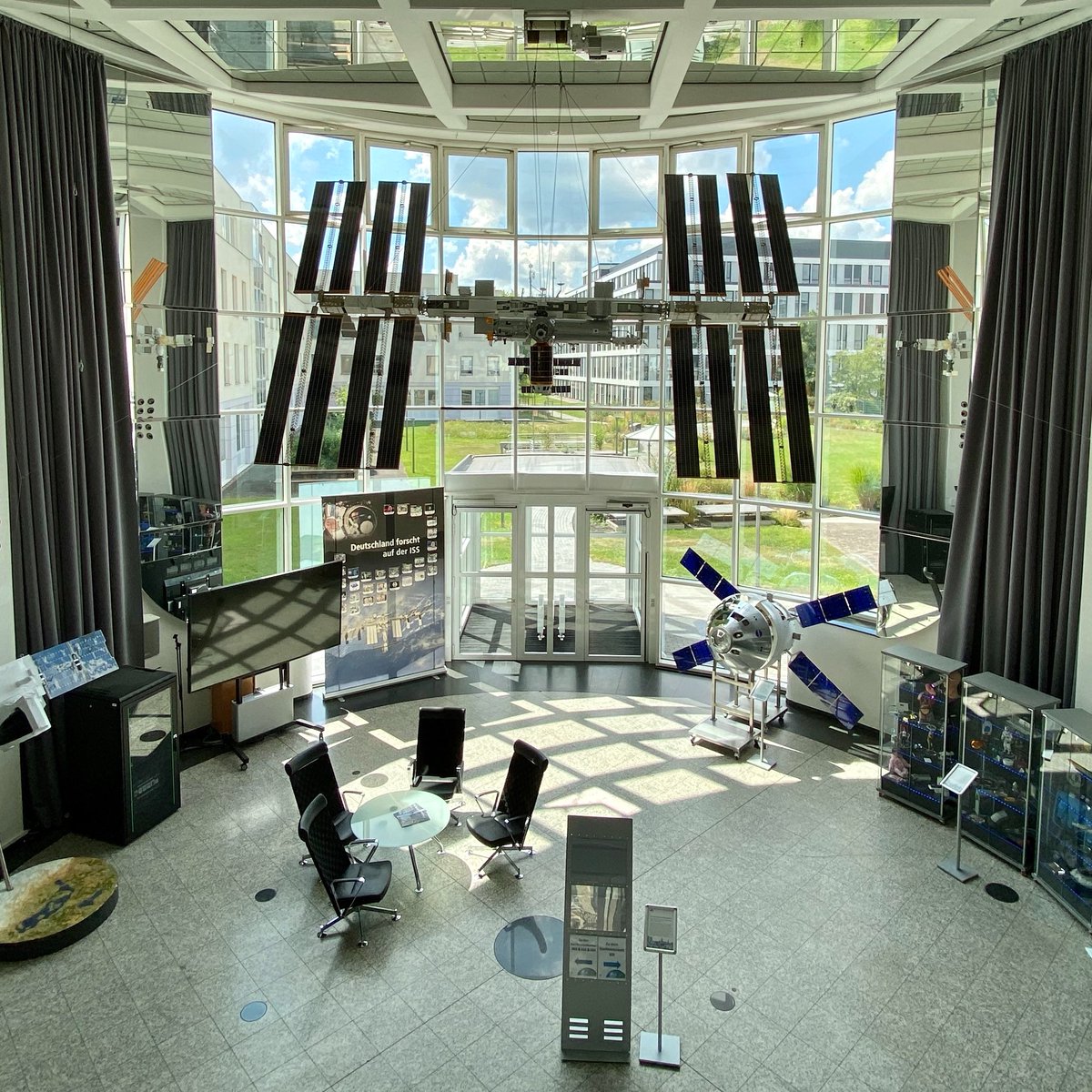 Job gesucht? 
Wir haben aktuell 1⃣8⃣ offene Stellen bei uns in #Bonn und bieten: 🛰 100 % #Raumfahrt! 🚀
dlr.concludis.de/prj/lst/a181a6…