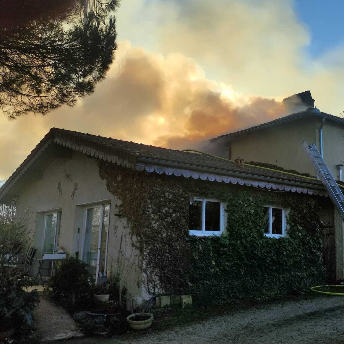 Le Média Positif 🍀 (@lmpositif) on Twitter photo 🇨🇵 Dans le Gers, une adolescente sauve son grand-père, pris dans les flammes de l'incendie qui ravageait leur maison grâce à sa formation de jeune sapeur-pompier. Un sauvetage héroïque qui met en lumière l'importance de la formation ! 👩🚒 (Midi-Libre)
📸 Sapeurs-pompiers du Gers 🇨🇵 Dans le Gers, une adolescente sauve son grand-père, pris dans les flammes de l'incendie qui ravageait leur maison grâce à sa formation de jeune sapeur-pompier. Un sauvetage héroïque qui met en lumière l'importance de la formation ! 👩🚒 (Midi-Libre)
📸 Sapeurs-pompiers du Gers