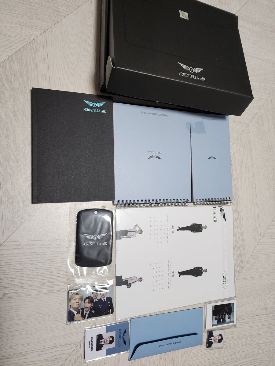 포레스텔라 2023 시즌그리팅 양도합니다
내용물 다 있는지 확인만 하고 넣어뒀습니다
구성은 다 있는데 달력 앞부분에 펄럭이지 말라고 마스킹테이프를 붙였는데 얼룩이 남아서 40000원에 양도합니다